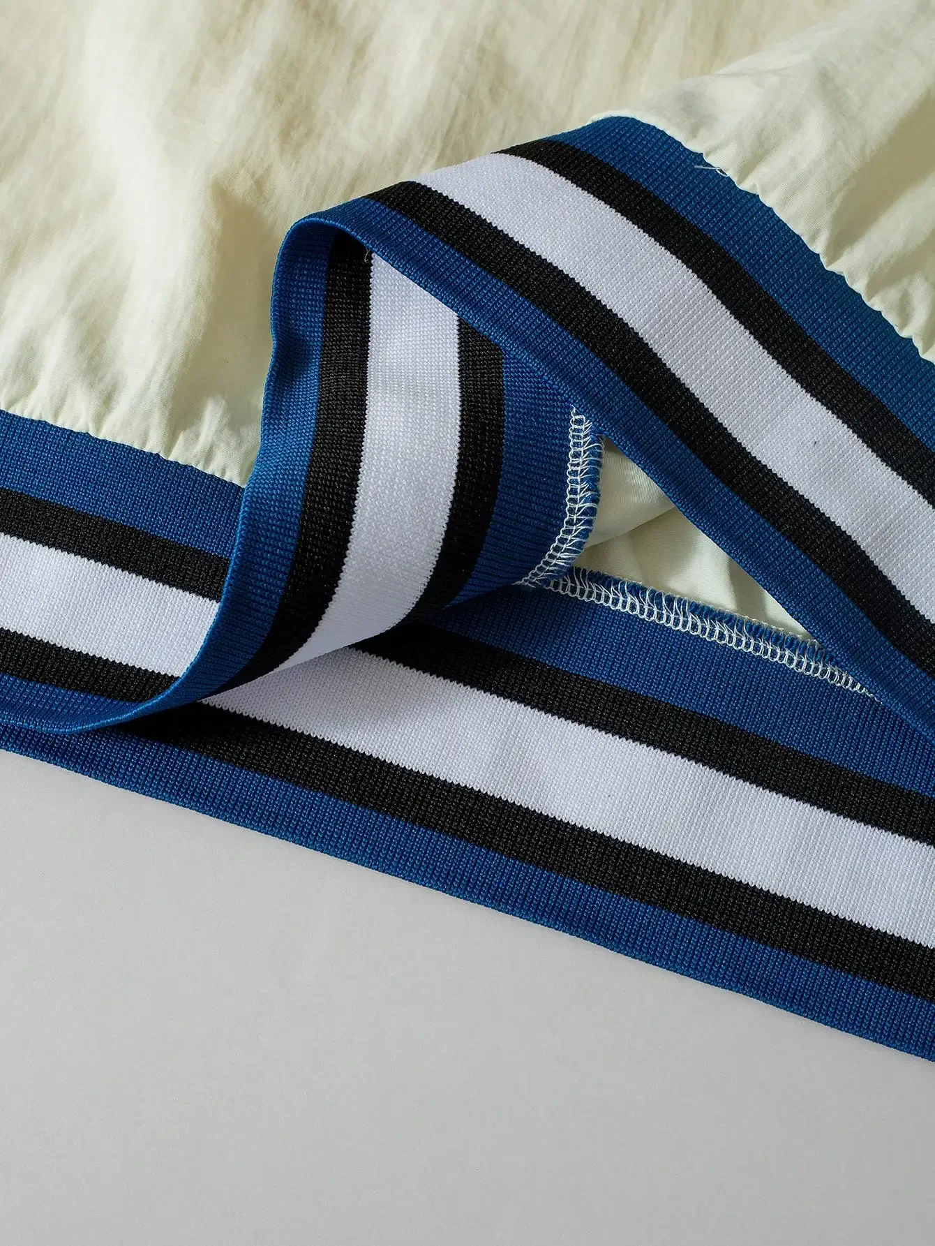 Stilvoller Herren-Pullover mit V-Ausschnitt und Stickerei – im sportlichen College-Stil, perfekt für eine bequeme Fahrt zur Arbeit. – Detail 5