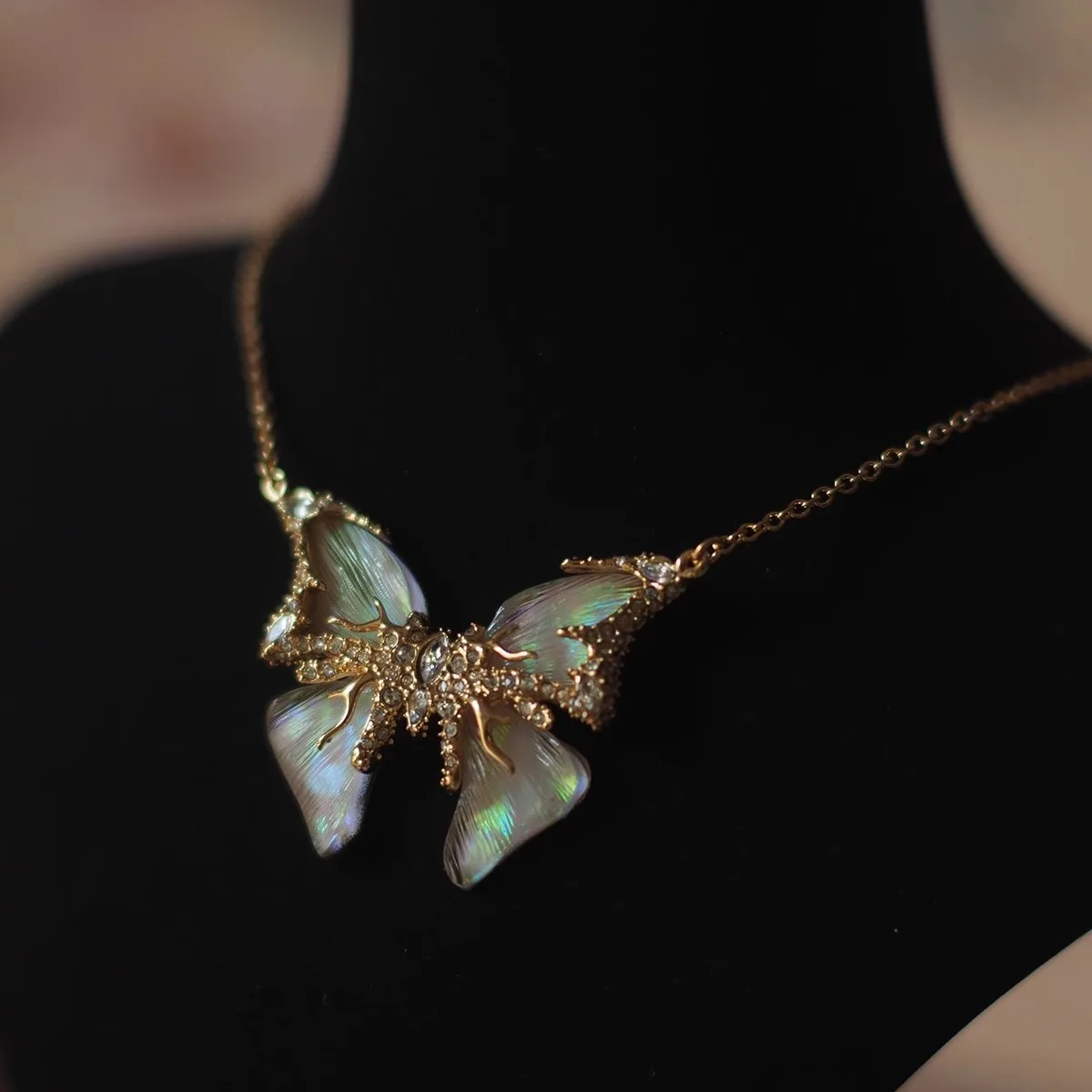 Imitation Colorful White Fritillaria Butterfly Shaped Inlaid Zircon Pendant Necklace Beautiful Charming French Luxury Jewelry