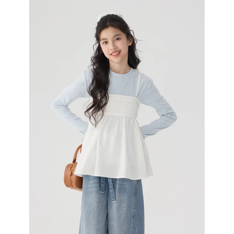 

Элегантный комплект для девочек во французском стиле 2026: Новая весенняя мода, стильный детский комплект из двух предметов – платье-комбинация и лонгслив.