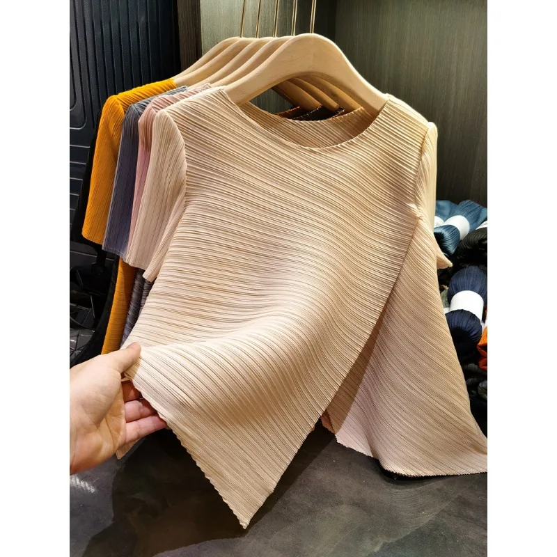 

Плиссированная футболка Miyake 2026: Простая модель с круглым вырезом, коротким рукавом и нерегулярными складками. Новая летняя повседневная женская футболка премиум-класса.