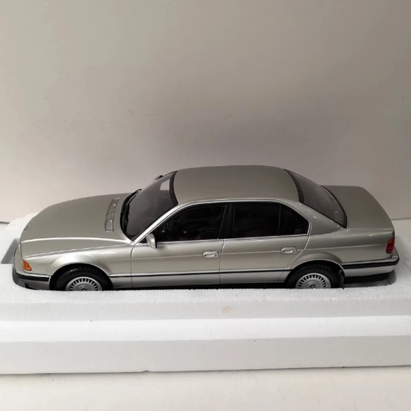 

KK 1/18 масштаб 740i сплав имитация металлической модели автомобиля статическая коллекция украшенные праздничные подарки игрушки классический сувенирный подарок