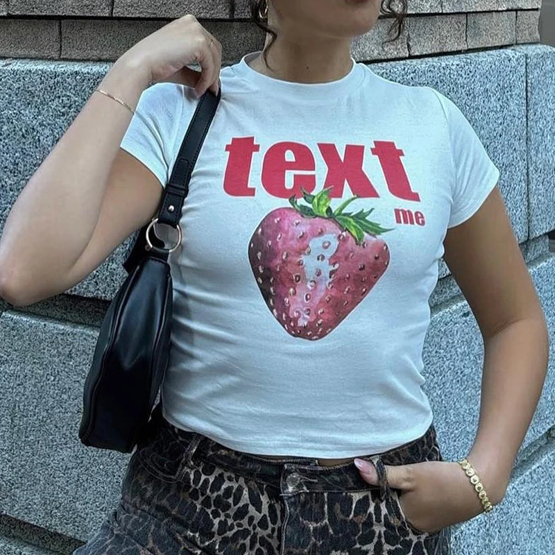 Y2k ฤดูร้อนผู้หญิงเสื้อยืดเด็กอ่อนสตรีทไบค์เกอร์วินเทจเสื้อครอปพิมพ์ลายสตรอเบอร์รี่เสื้อลำลองพังก์ถังขยะแบบกอธิคแบบบางเสื้อยืดผู้หญิง
