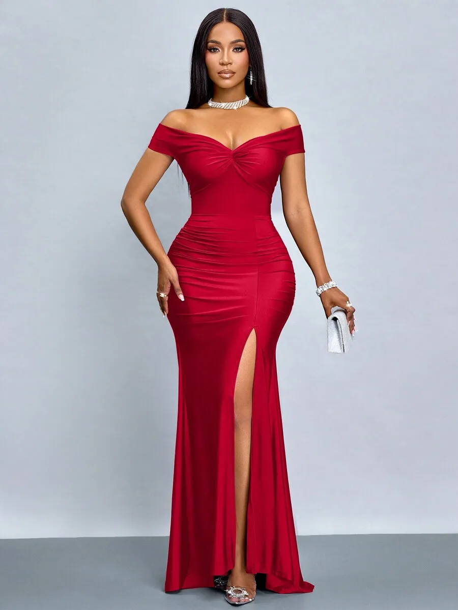 

Элегантное красное платье-русалка с открытыми плечами, высоким разрезом и перекрученным лифом