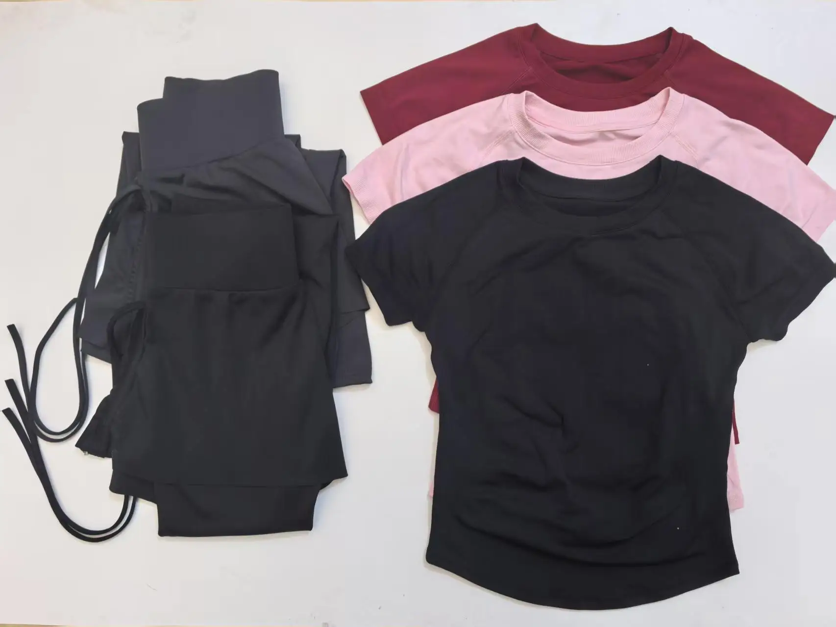 

Комплект для йоги DF CF Lady Seamless: облегающий топ с коротким рукавом + компрессионные леггинсы с высокой талией и эффектом подтяжки ягодиц.