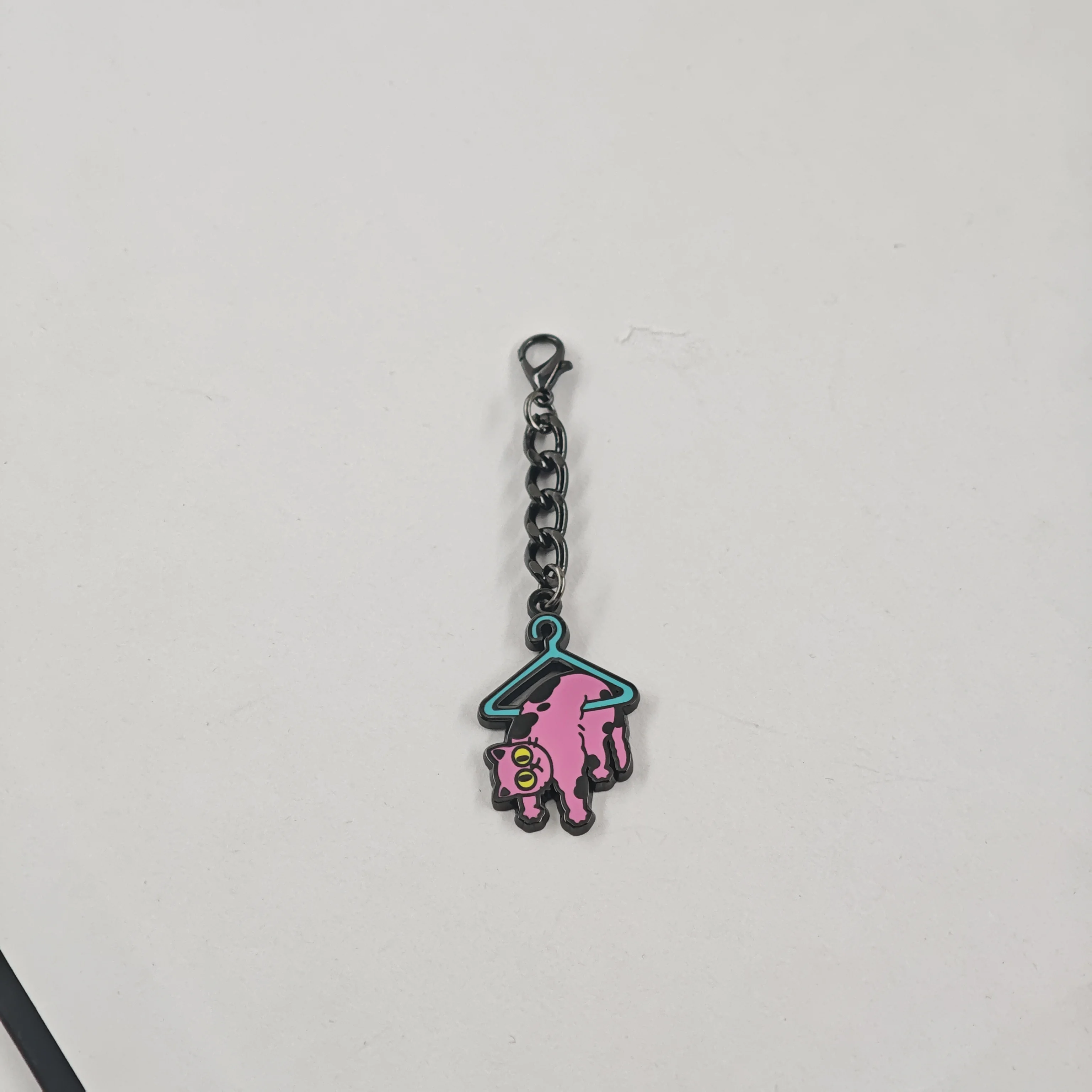 Lustiger „Hang in There“ Katzen-Schlüsselanhänger, rosa Kätzchen am Anhänger, niedlicher Meme-Metall-Schlüsselring, Rucksack-Ornament, motivierender Schmuck. – Detail 10