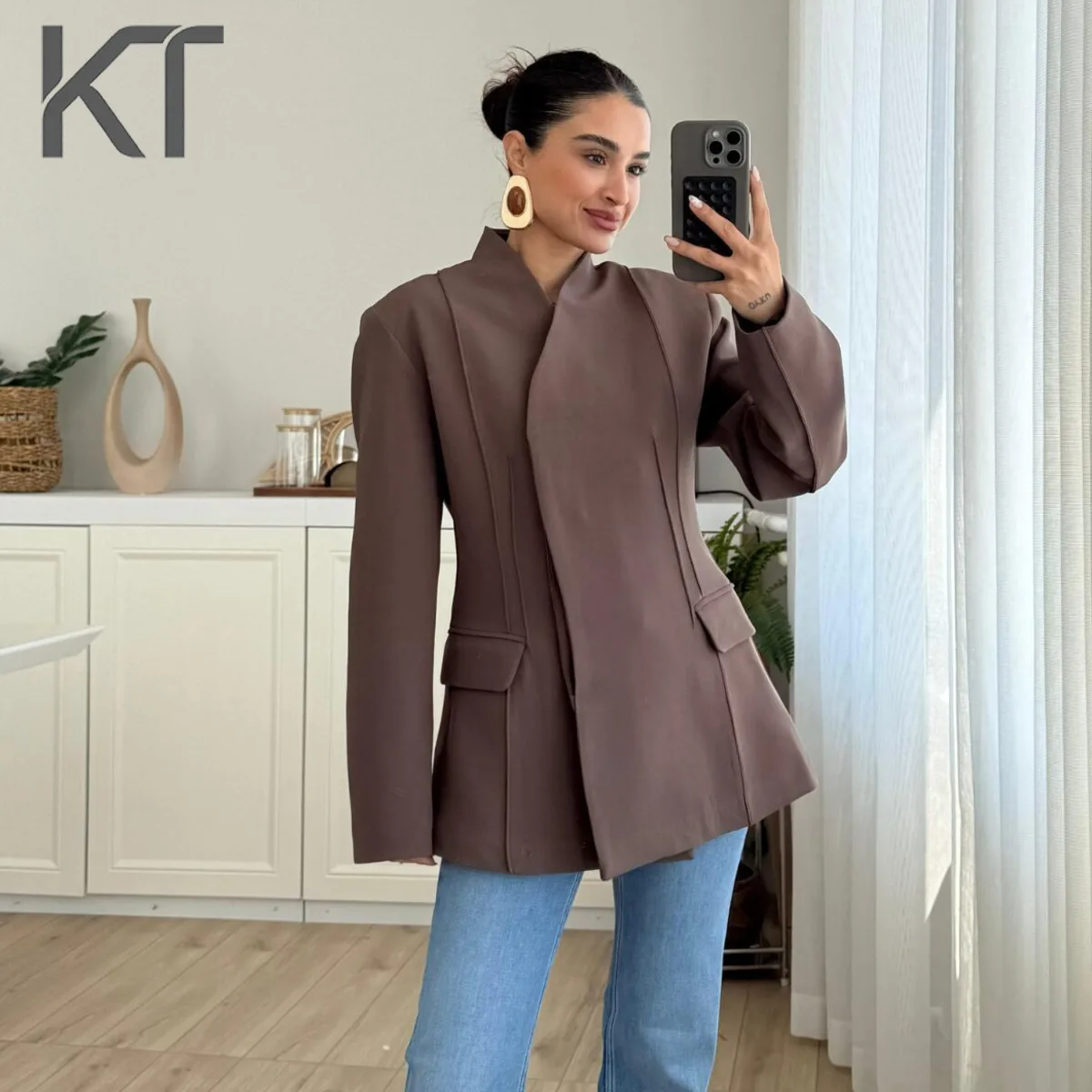 

Женский коричневый блейзер KT Luxury в минималистичном стиле с воротником-стойкой, асимметричным подолом, свободного кроя, для офиса и повседневной носки