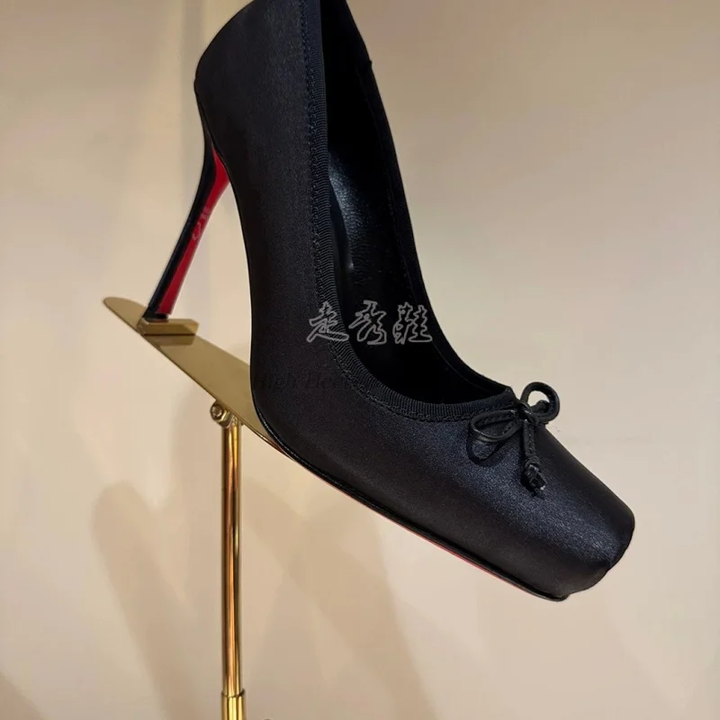 2026 Neu in süßer Bogen-Ballett-Seiden-High-Heels für Damen, sexy rotes/schwarzes Wildleder, quadratische Zehenpartie, Luxus-Designer-Pumps, Party-Hochzeitsschuhe
