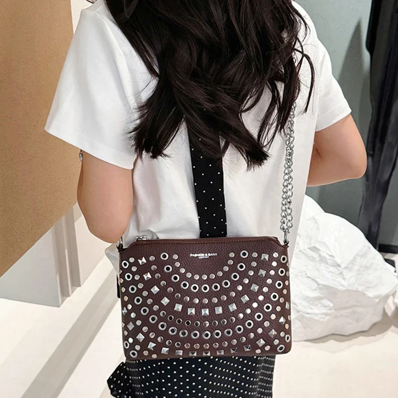 Europäische und amerikanische Schultertasche mit Nietenkette, Damenmode, cooler Street-Style, Umhängetasche, große Kapazität, Pendler-Handtasche – Detail 11