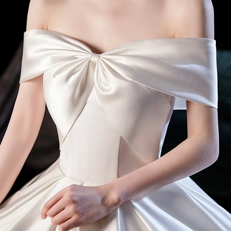 스타일리시하고 우아한 대형 트레인 새틴 마감의 새로운 원숄더 드레스로 간단한 고급 행사에 적합합니다.