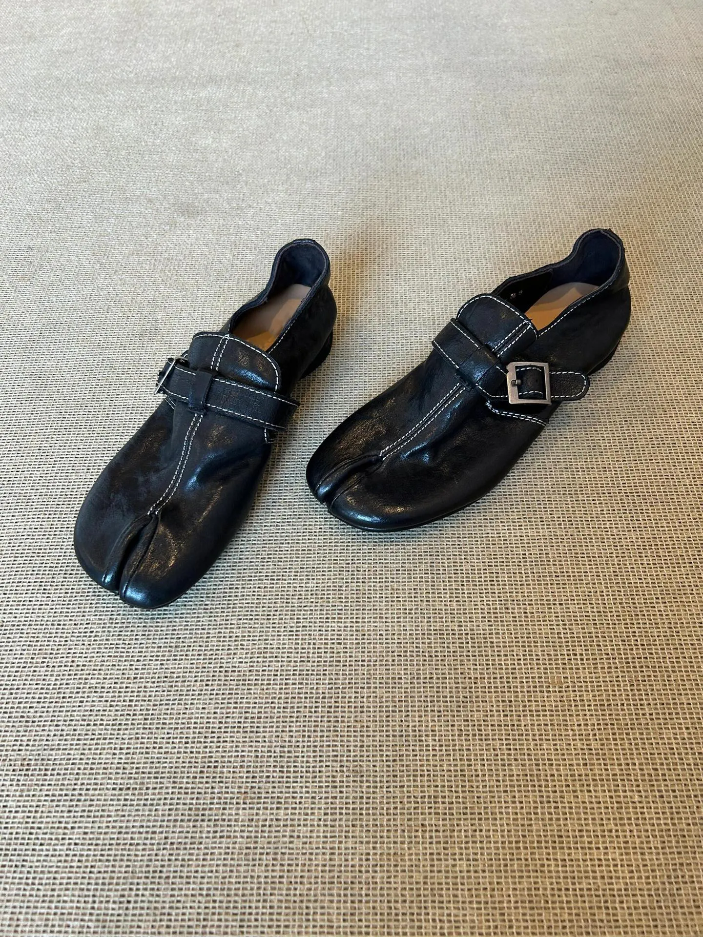 

Женские туфли Birkuir в стиле ретро с раздельным носком, на толстом каблуке, с мягкой подошвой, из натуральной кожи, черные, повседневные, без застежек, с пряжкой