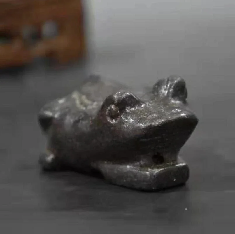 Hongshan culture archaize black iron meteorite frog statue