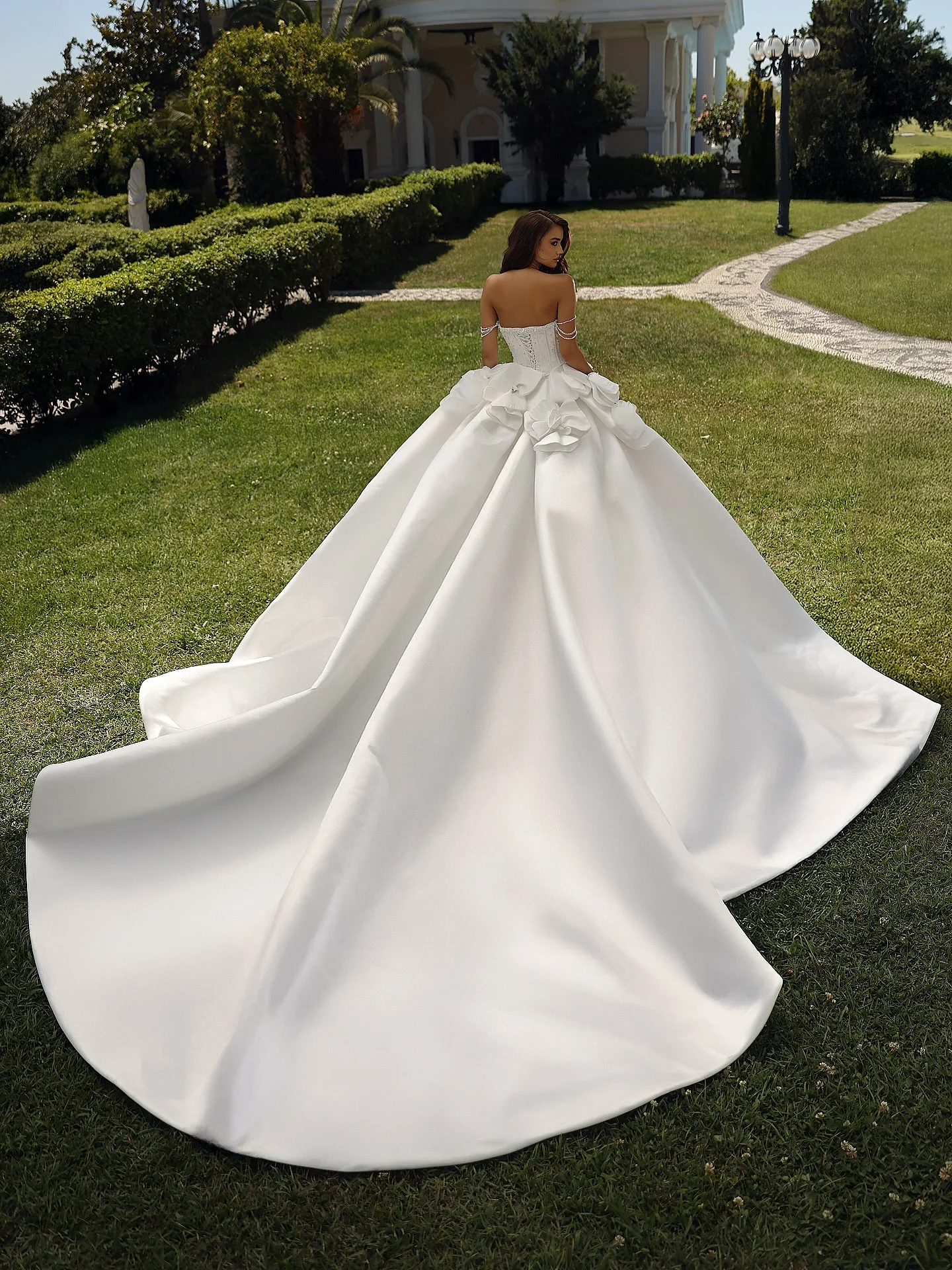 맞춤형 사이드 슬릿 오프 숄더 웨딩 드레스 새틴 플라워 크리스탈 브라이덜 가운 레이스업 백 비딩 브라이덜 파티