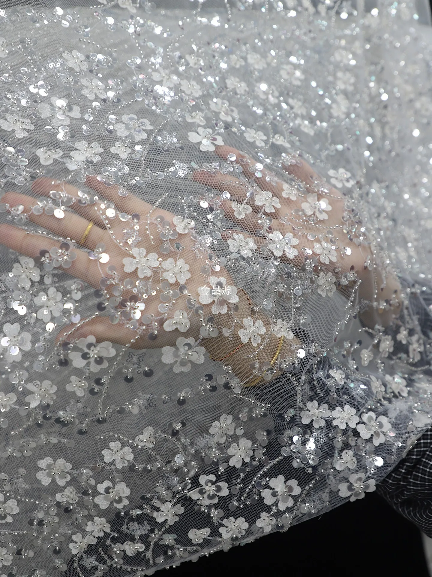 

Тяжелая вышивка, кружевная сетка с пайетками в виде четырехлистного клевера, ткань для свадебных платьев, сценических костюмов и декоративного дизайна