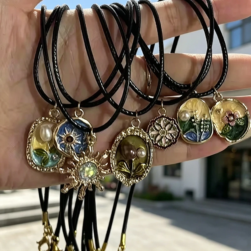 Stylish Retro Enamel Floral Sun Pendant Necklace—A Unique Piece of Statement Jewelry and the Perfect Gift Choice.