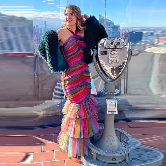 ชุดราตรีสีรุ้งหลากสีสันแบบหางนางเงือก สายคล้องคอ ยาวกรอมพื้น ผ้าทูลหลายชั้น สำหรับงานเลี้ยง ถ่ายรูป และงานพิธีการ