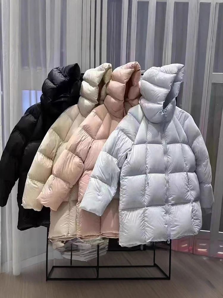 سترة قطنية جديدة لشتاء 2025 متوسطة الطول وخفيفة للغاية وجميلة المظهر معطف نسائي سميك من القطن الدافئ
