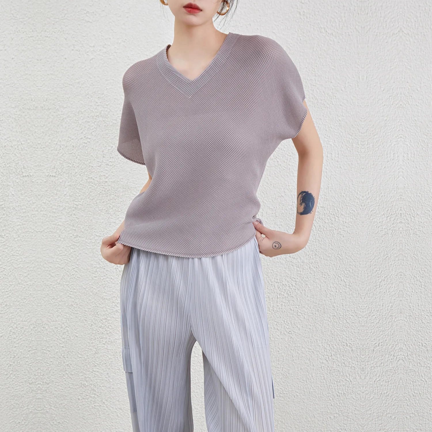 Wholesale Summer New Miyake Pleated Design V-neck Women's T-shirt Fashion Versatile Style Short-sleeved Pleated Shirt