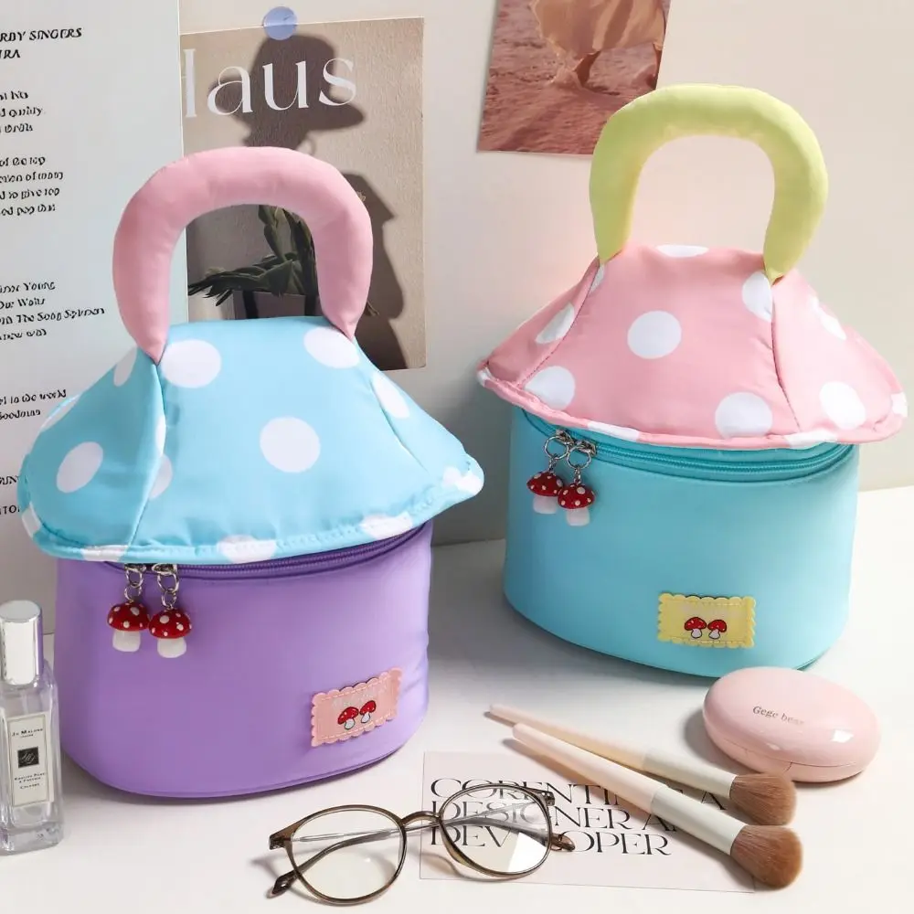 

Cute Large Capacity Cute Makeup Bag Multifunctional Mushroom House Handheld Cosmetic Case Zipper Aesthetic Toiletry Bag Girls