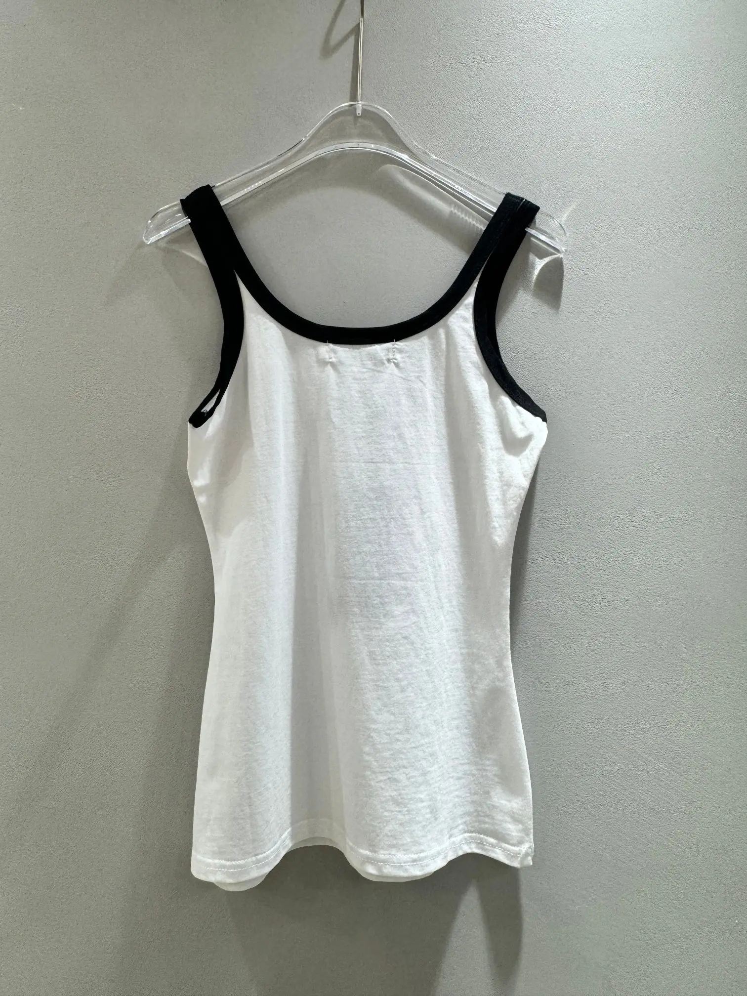 𝟐𝟒～New black and white color-blocked embroidered lettering knitted camisole, fashionable and versatile