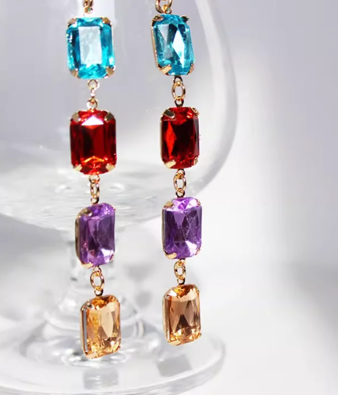 豪華なヨーロッパとアメリカのスタイルのカラフルな宝石のイヤリング、輝くダイヤモンド付き、長くて顔を細く見せるデザイン。