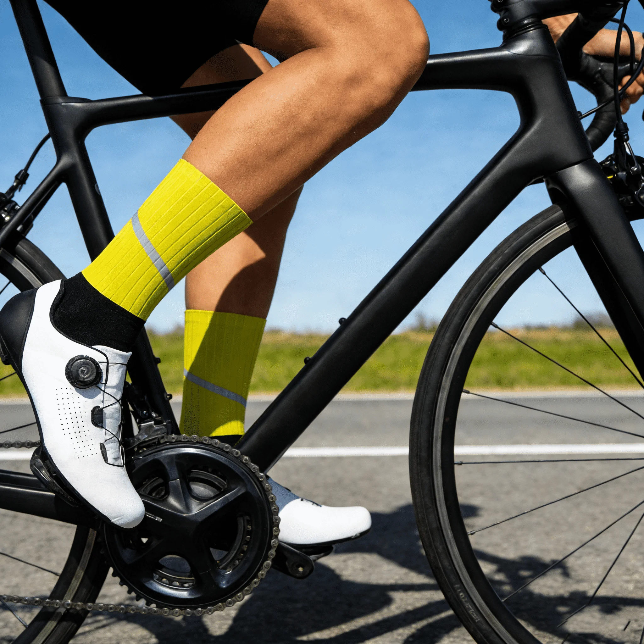 

Men's Sport Professional Cycling Socks Anti-Slip Seamless Aero Bike Wearproof Road Bicycle Socks with Reflective Safety Features