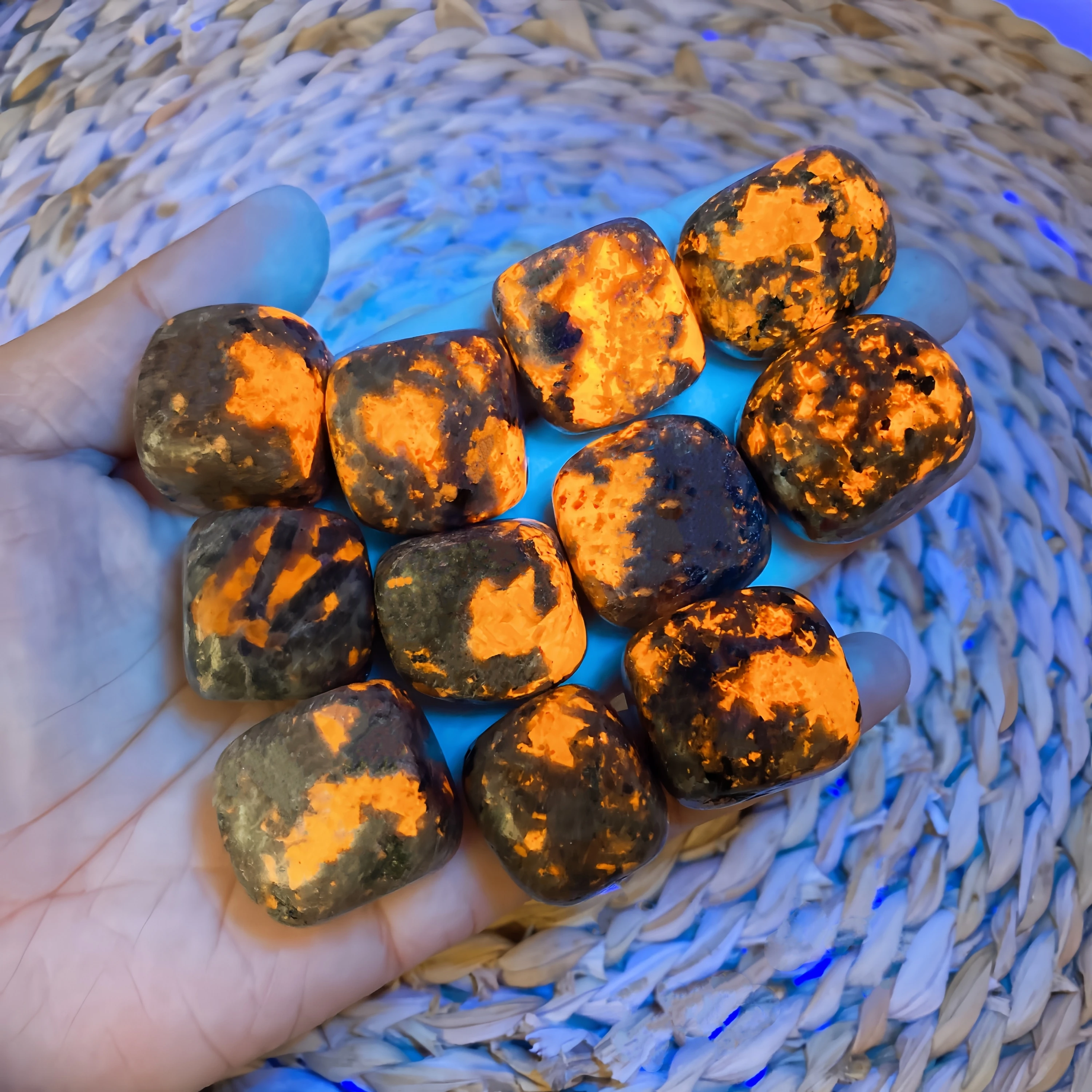 Natural Flame Stone Palm Crystal Yooperlite Fluorescent Fire Stone Reiki Healing Gift Mineral Diffuser Oils Home Decor Gift