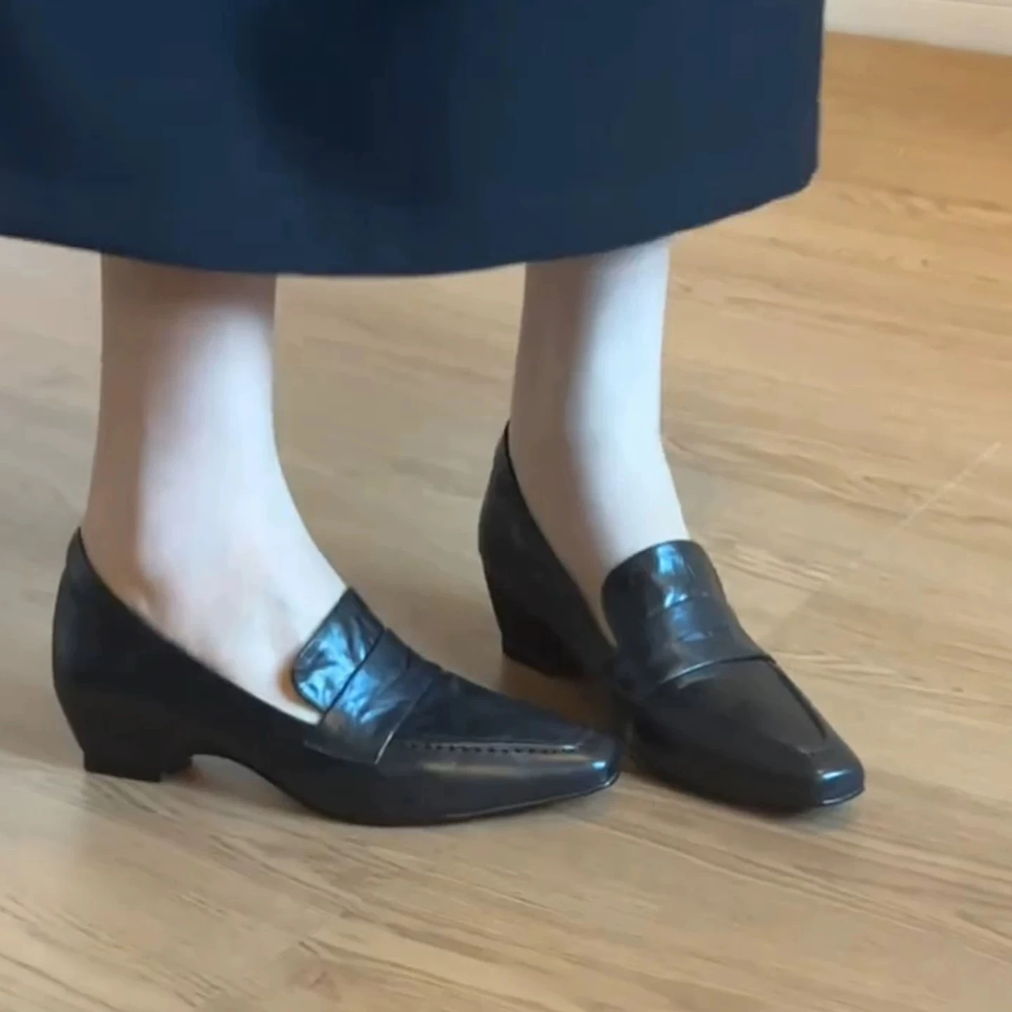 Women Fashion Korean - รองเท้าโลฟเฟอร์ลำลองทรงหัวเหลี่ยมแบบมินิมอล สวมใส่ง่ายพร้อมเสริมส้นซ่อน เพิ่มความสูงได้ รองเท้าสไตล์เกาหลีอเนกประสงค์