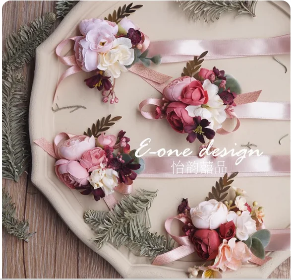 

Лес Европейская свадьба невеста жених подружка невесты жених родителям свадебный корсаж запястье цветок церемония открытия