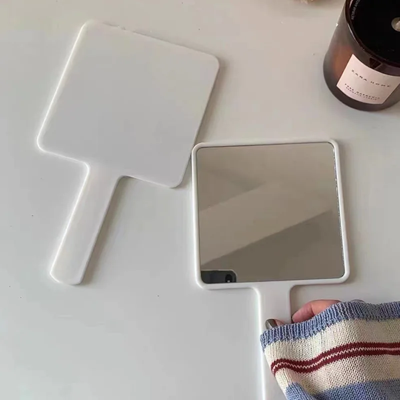 Espelho de banheiro alça quadrada menina segurando espelho de maquiagem