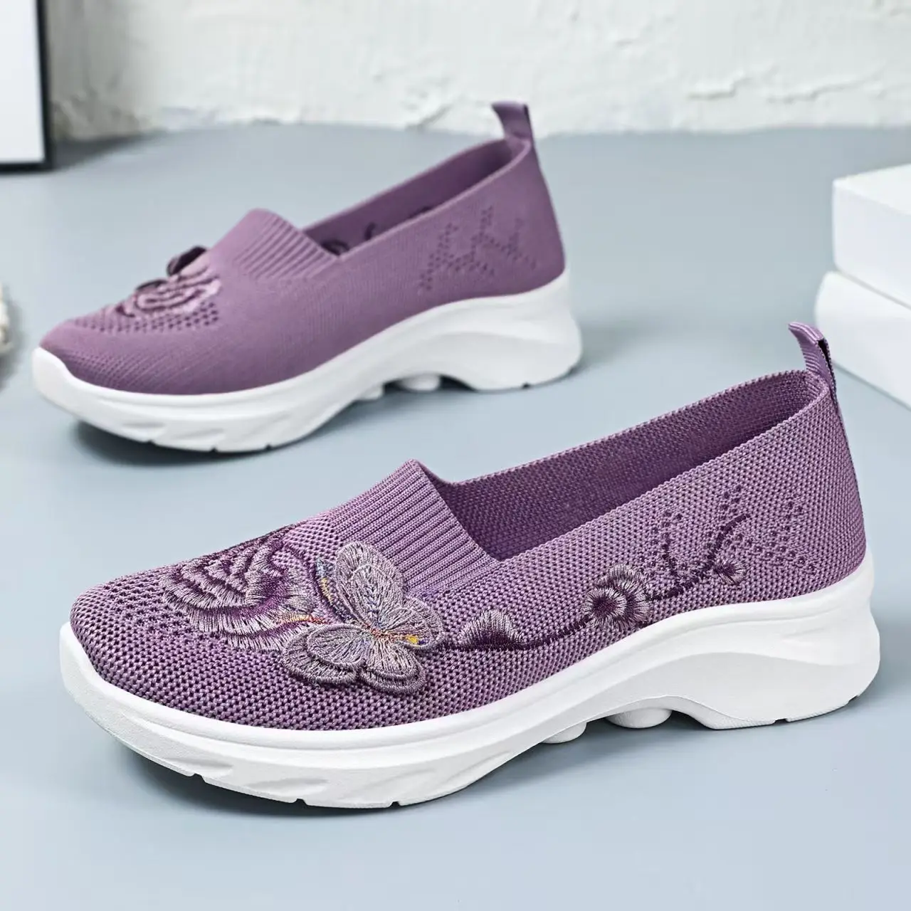 Middle Aged And Elderly Women Mesh Embroidered Casual Shoe Spring Summer New Lightweight Slip On Soft sole Non Slip Walking shoe