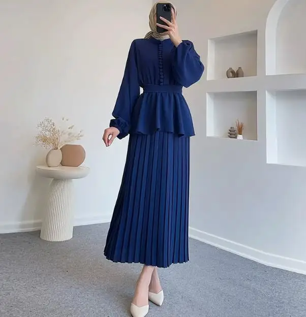 

Комплект из двух предметов: женский наряд 2026, новый однотонный однобортный топ с круглым вырезом и длинными рукавами с рюшами и повседневная плиссированная юбка