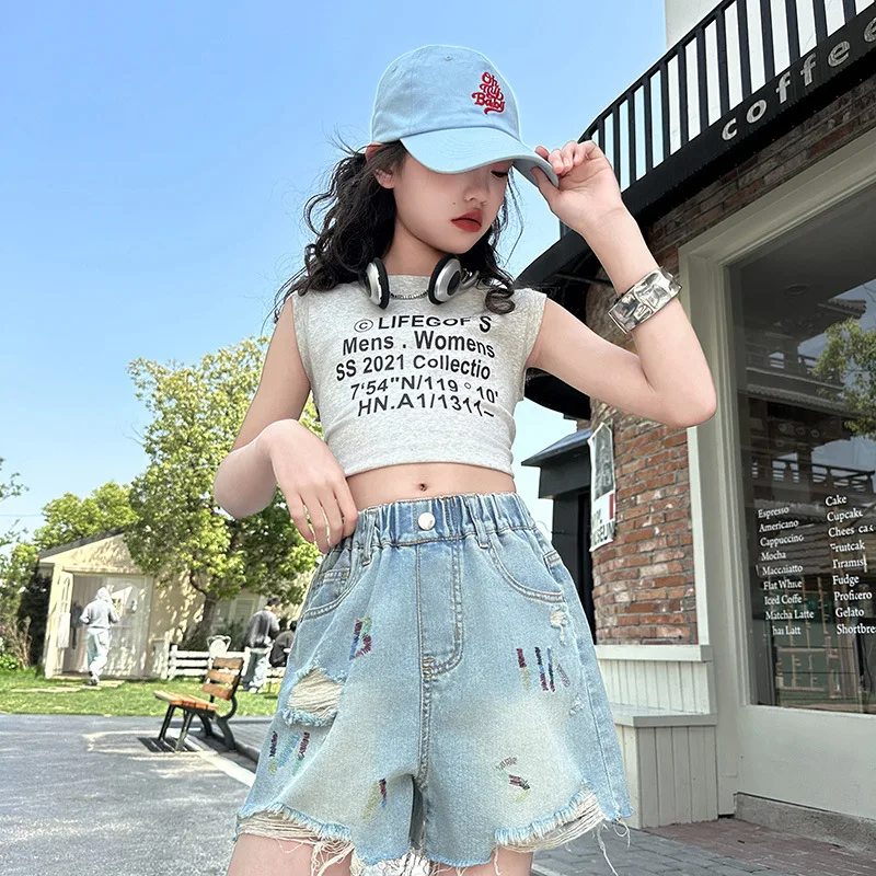 شورتات الفتيات 2025 صيف جديد للمراهقين شورت جينز مطرز للأطفال سراويل قصيرة ممزقة عصرية للأطفال من قماش الدنيم