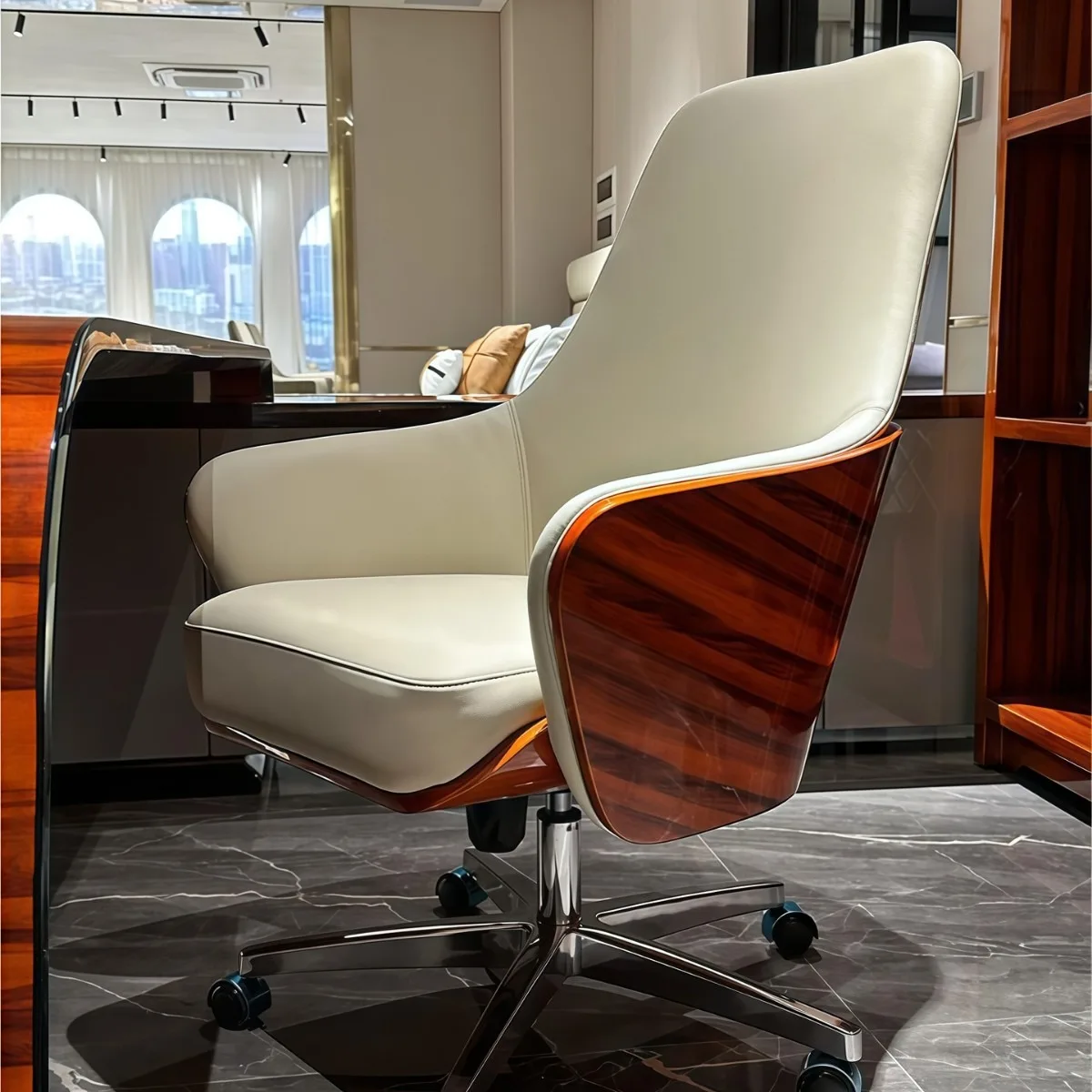 Italian light luxury boss table solid wood paint corner Bentley desk president's desk high-end class desk