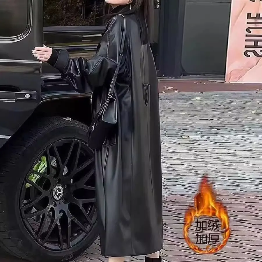 A long Black Pu Leather Windbreaker With Fleece For Spring And Autumn An Elegant And Luxurious Designer Long Coat For Women 2025
