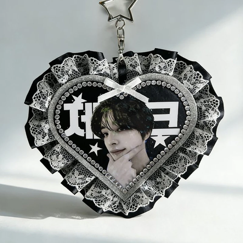 

Брелок ручной работы для сумки с персонализированной надписью, аксессуар с одной стороны, кастомизация, кавайный дизайн, K-pop, фото айдола, именная табличка, черный брелок, крутой подарок