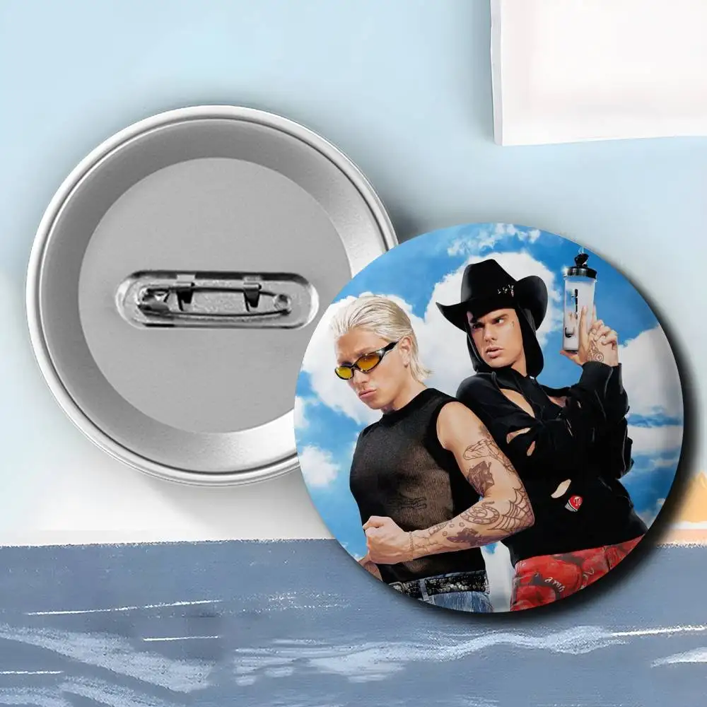 Paco A-Amoroso Ca7riel Badges Round Exquisite Badge Brooches Creative Pins For Clothes Hat Backpack Gift Accessories