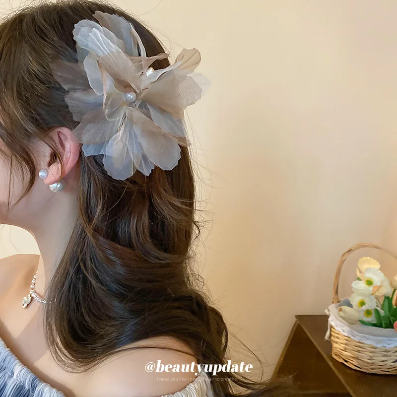 Fashionable mesh flower hairpin, sweet side bangs duckbill clip, vacation style versatile hairpin and hair accessory.