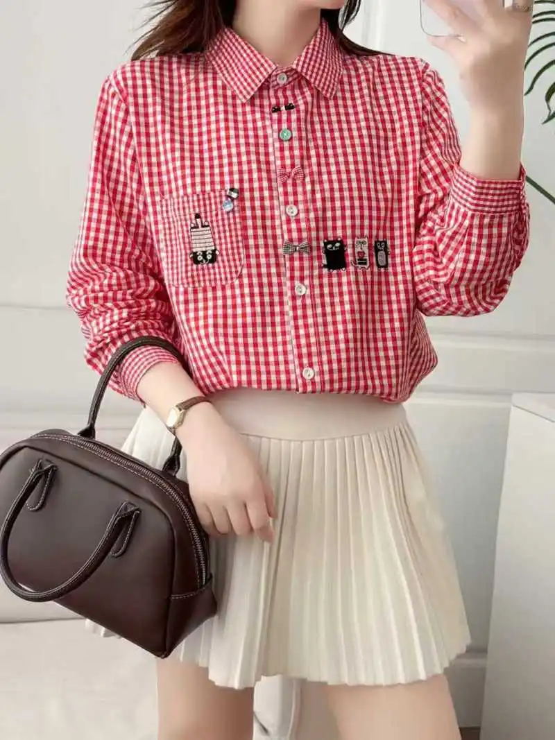 Japanische Mori Mädchen Vintage Plaid Cartoon Katze Stickerei Baumwolle Shirts Frauen Herbst Drehen Unten Kragen Langarm Casual Bluse