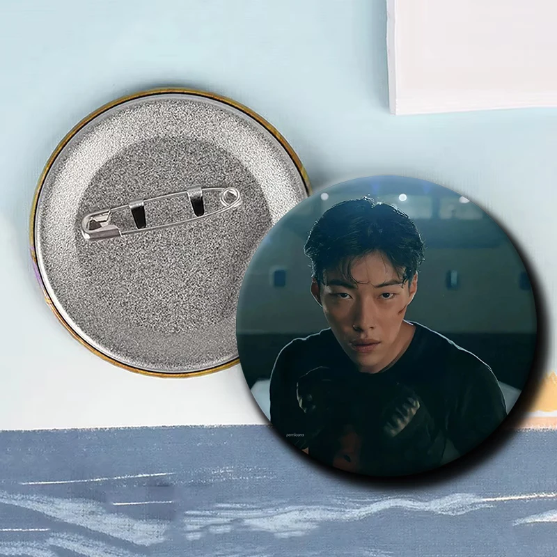 Broche/Pin Drama Coreano Kim Geon Woo Bloodhounds - usage example
