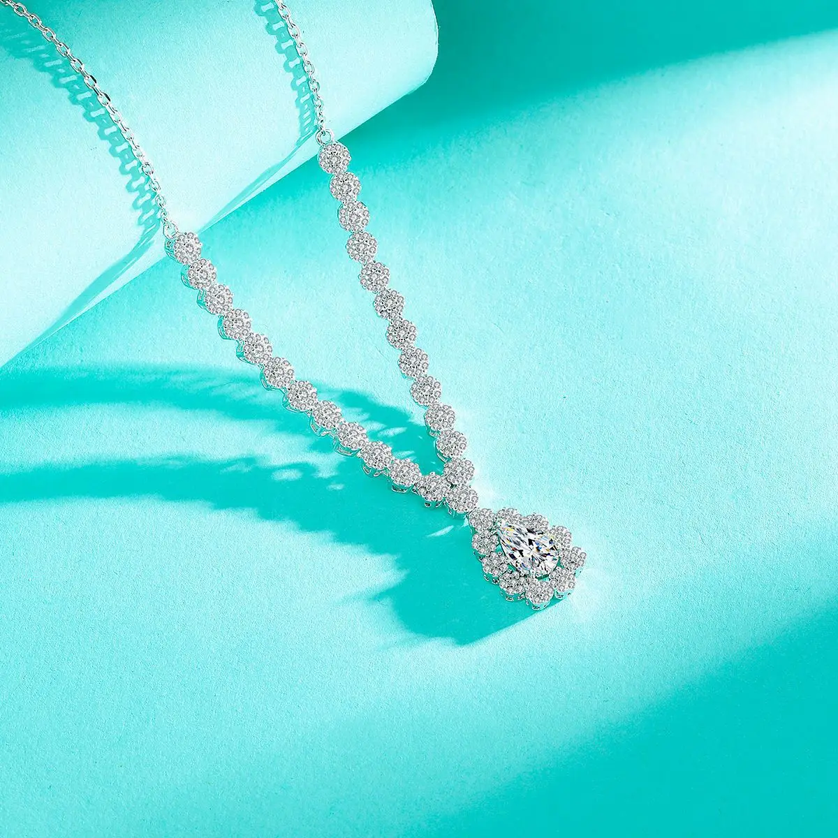 18k White Gold Flowers Diamond Water Droplets Moissanite Necklace Sunflower Luxurious Platinum Pt950 Sparkling Clavicle Chain