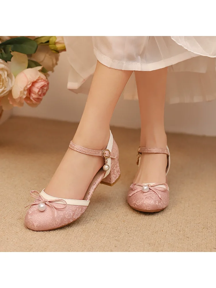 

Новые китайские сандалии в стиле Лолиты для девочек, женская обувь большого размера, 41, 42, 43, бежевые туфли Ципао с жемчужным бантом, туфли на низком каблуке