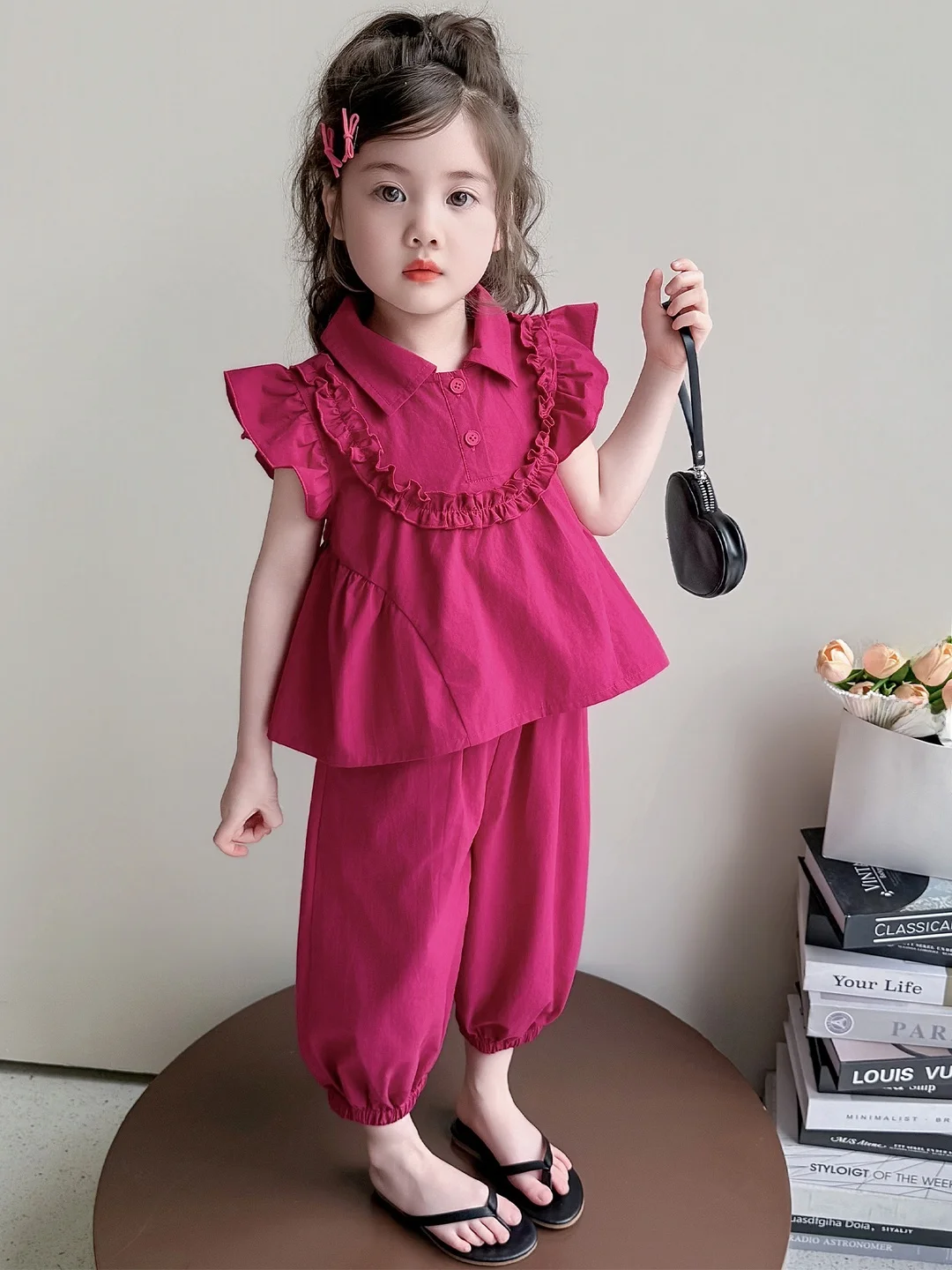 女の子用サマーカジュアルラッフルスリーブツーピースセット、カフス付きパンツ、トレンディなベビーコットン衣装、軽量で通気性のある服