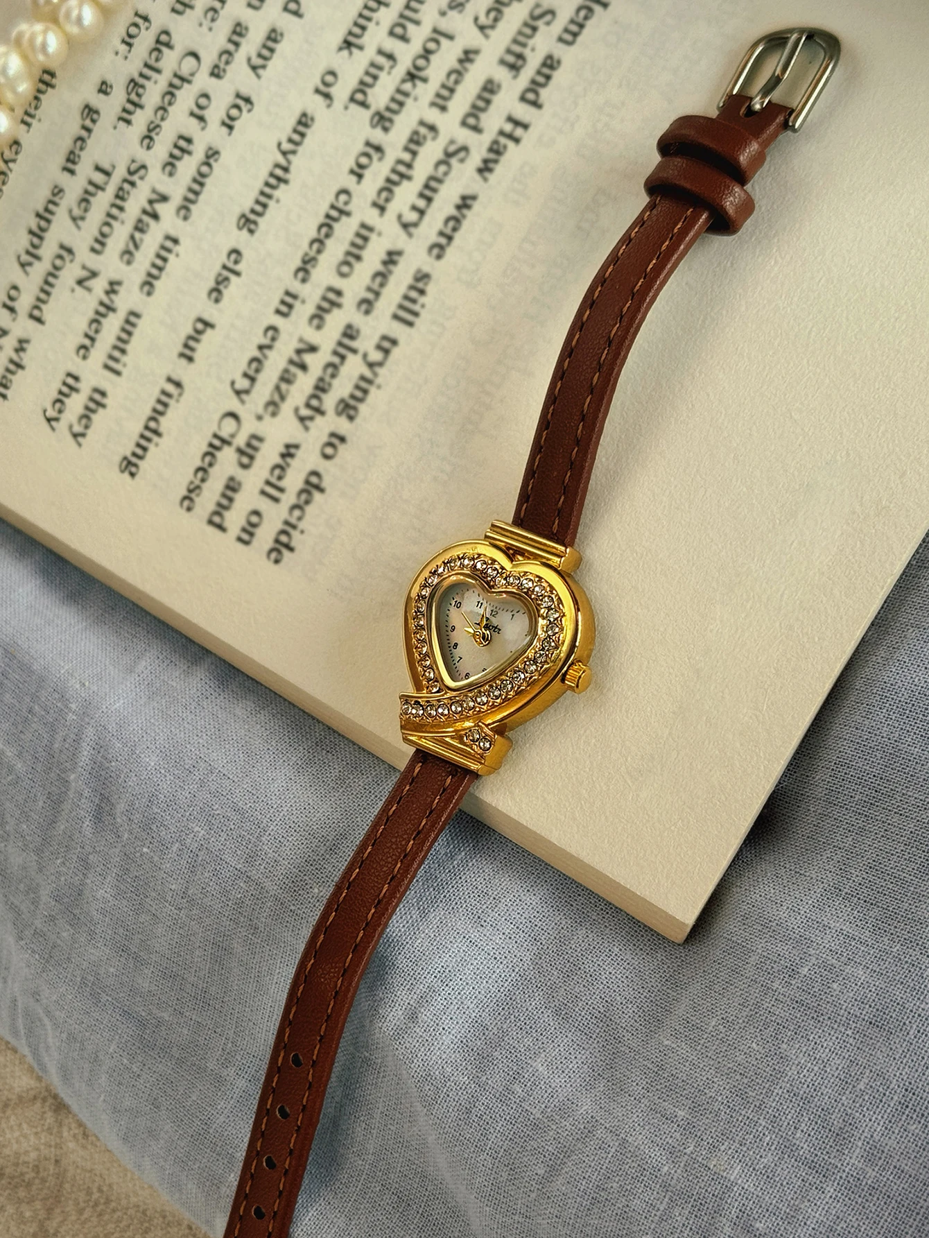 1 New Elegant and Exquisite Ladies Quartz Watch with Diamond-Encrusted Brown Leather Strap and Heart-Shaped Dial.