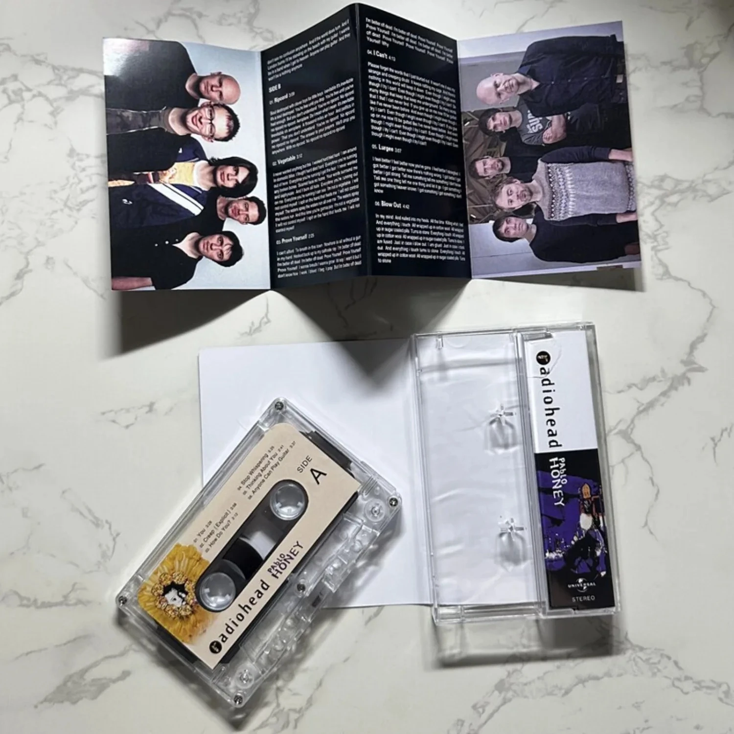 Álbum de Estúdio Clássico de Rock Alternativo, Capa de Arte com Colagem de Girassol Amarelo, Cassete Vintage Selado