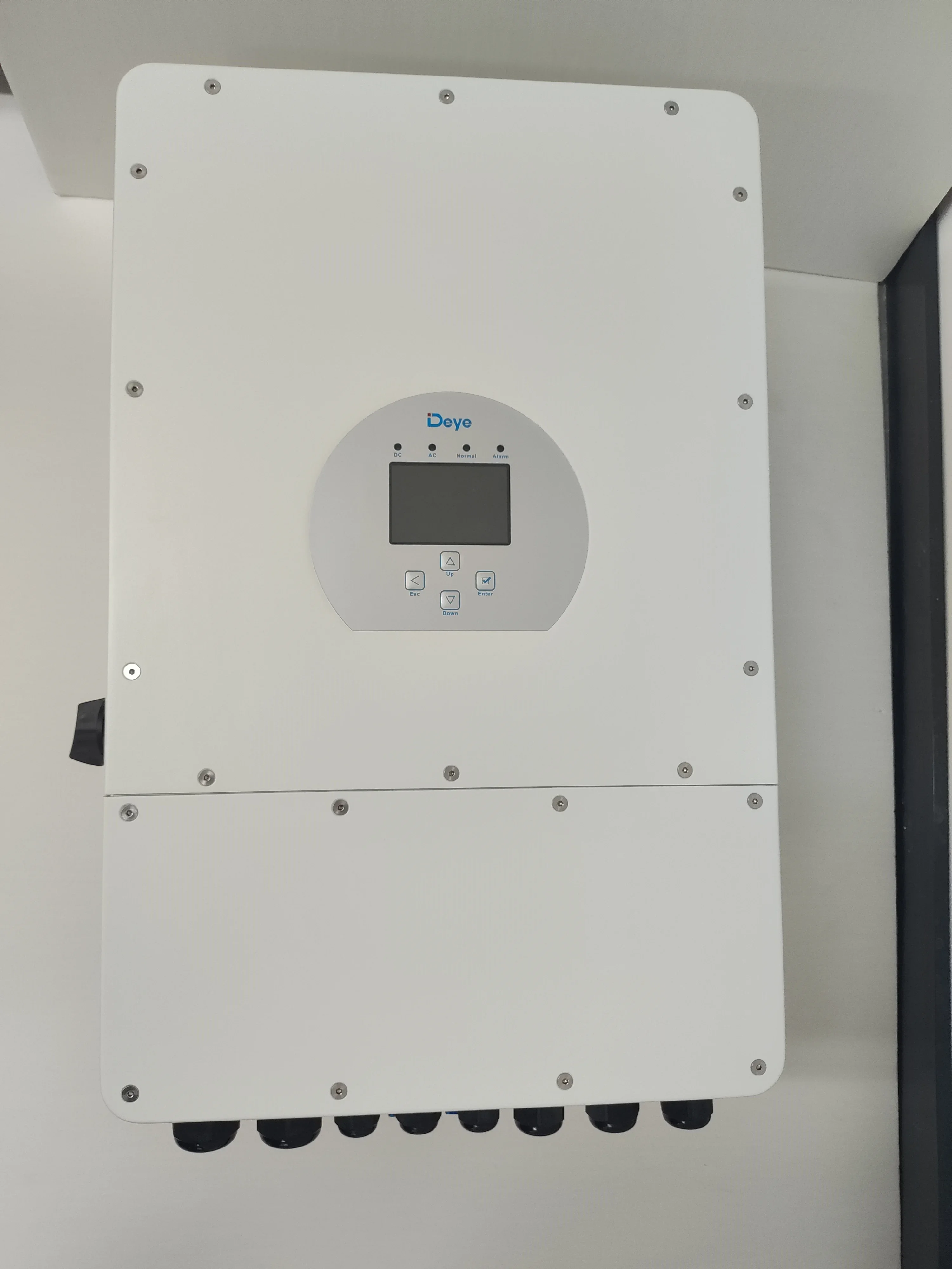Vente chaude Deye Prix d'usine Inverteur solaire unique/triphase 3.6kw 4kw 5kw 6kw Système d'énergie solaire sur le réseau Inverteur d'énergie solaire