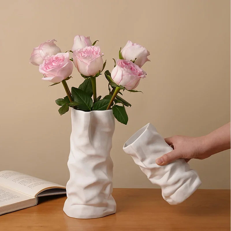 Elegant Black-and-White Pleated Ceramic Vase—Minimalist Home Decor,Table Centerpiece,Jingdezhen Ceramic Ornament