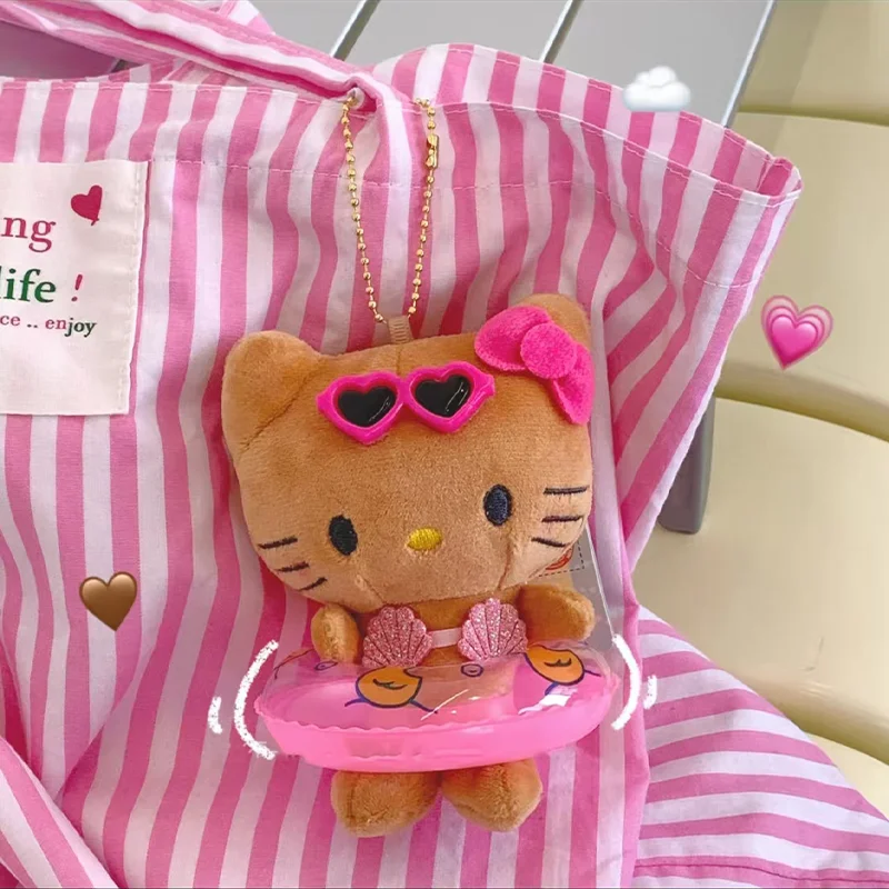 Hello Kitty Cartoon-Badebekleidung, Plüsch-Schlüsselanhänger, niedliche Rucksack-Dekoration, Peripheriegeräte, lustig, lässig, vielseitig, schick, Mädchen-Geschenke