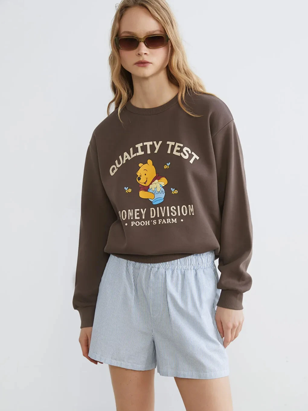 

Женская хлопковая флисовая футболка с круглым вырезом и принтом на груди: Винни-Пух держит медовую банку, пчелы летают вокруг, свободный крой, коричнево-красная