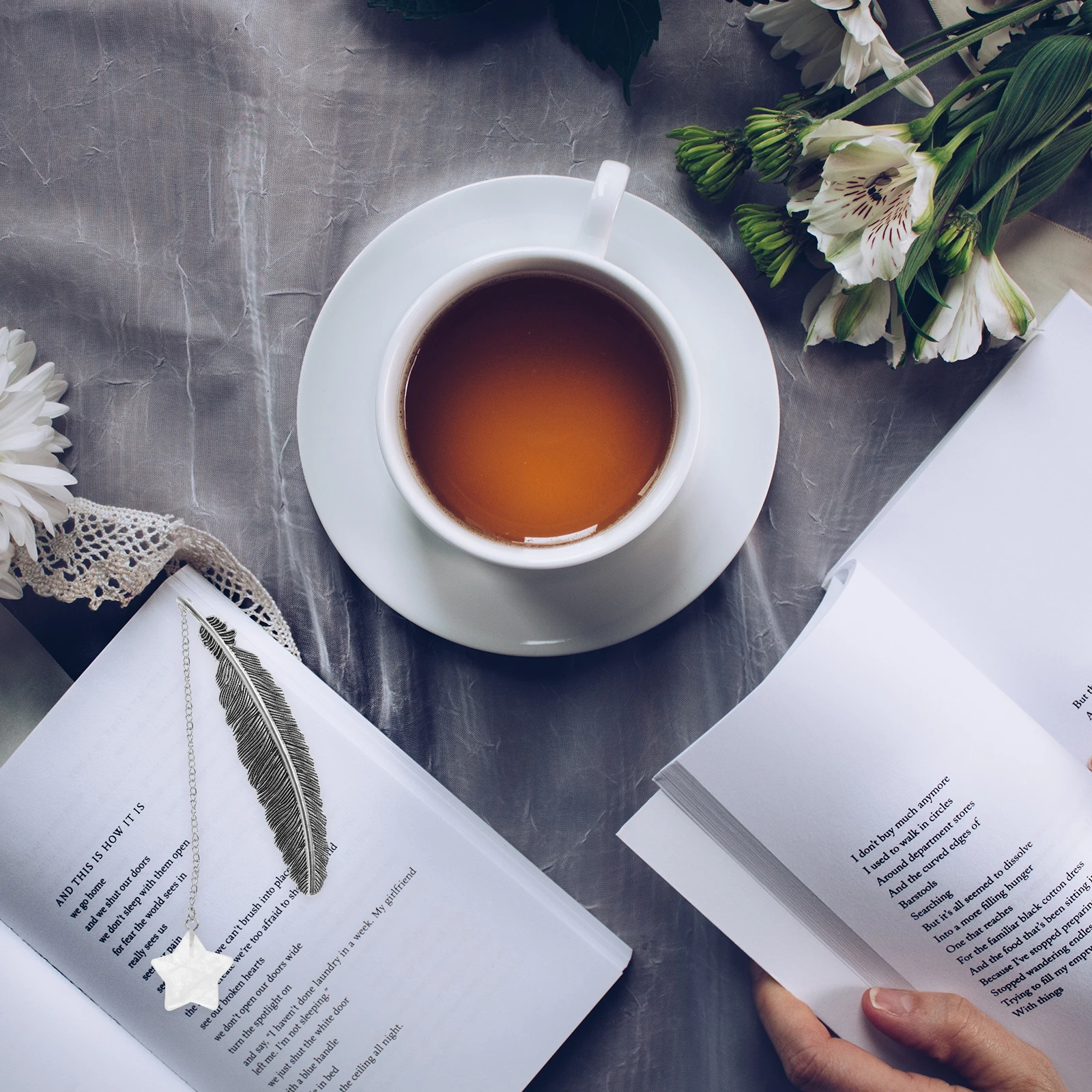 

Crystal Bookmark White Plume Shape Pendant Bookmarks for Women Unique Reading Portable Gift Decorative Student Supplies