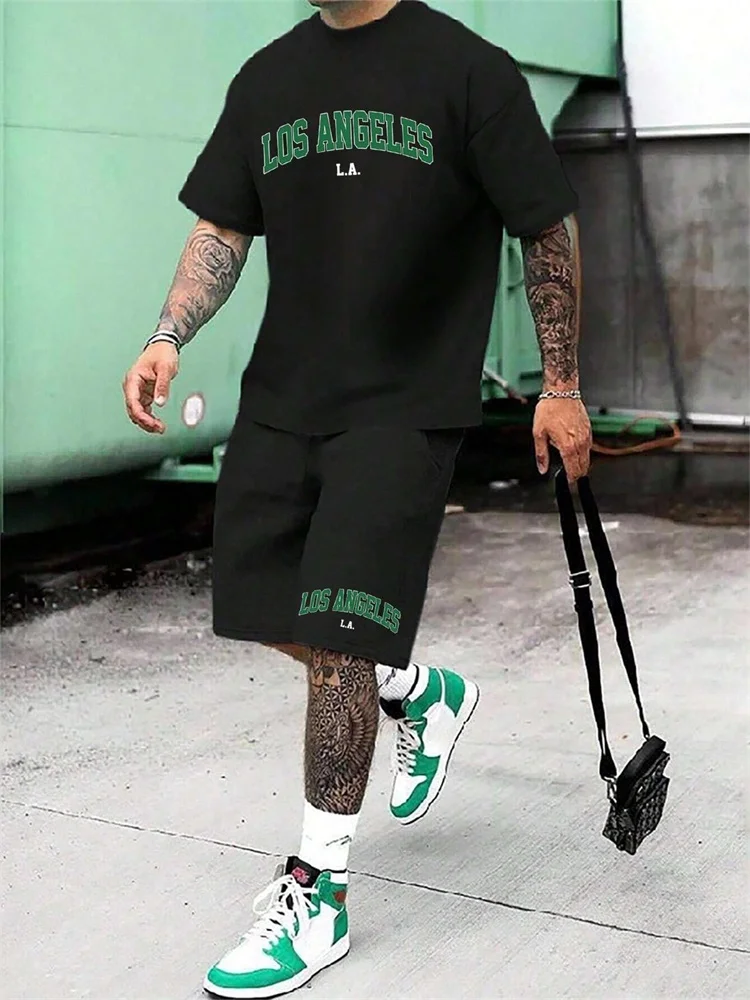 

Летний повседневный мужской комплект 2025 года с зелеными буквенными принтами — дышащий и удобный городской уличный модный наряд